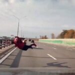 [動画0:09] スパイダーマン！？高速道路でありえない事故が・・・
