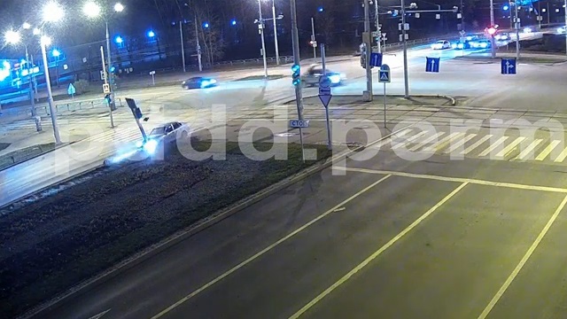 [動画0:59] 事故を起こした運転手、同乗者に殴られる