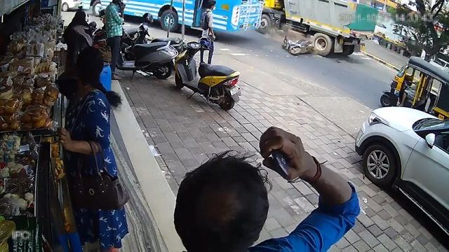 [動画0:29] ダンプに轢かれる男性、目撃者は惨憺たる光景に目を背ける