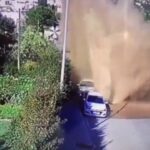 [動画0:53] 水道管が破裂、道路から噴き出す水がヤバいことに・・・
