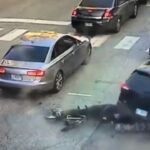 [動画0:29] 殴られて道路に倒れる男性、頭を車に踏まれる！バッキバキに・・・