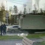 [動画0:25] 不意を突かれた男性たち、トラックがバックしてきて・・・