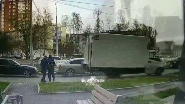 [動画0:25] 不意を突かれた男性たち、トラックがバックしてきて・・・