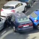 [動画2:14] 駐車場で暴走、数台の車を損傷した男が逃走する