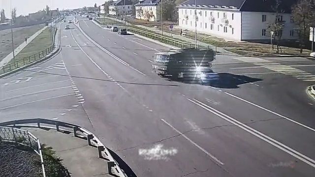 [動画0:14] ダンプトラック、一時停止違反の結果
