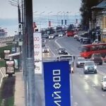 [動画0:15] 暴走するバス、道路を突っ切り歩行者専用道路に突っ込む