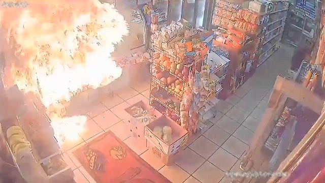 [動画0:21] ニューヨーク怖すぎ、火炎瓶が店に投げ入れられる