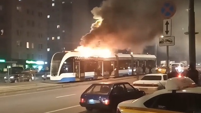 [動画0:32] 燃える列車、火災が発生した原因は・・・