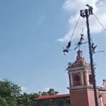 [動画1:01] メキシコの伝統儀式、ロープが切れて落下・・・