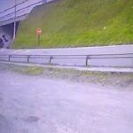 [動画0:16] 高速道路から車が転落、運転手が投げ出される・・・