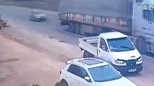 [動画0:28] 猛スピードの車がトレーラーに突っ込む事故映像