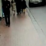 [動画1:37] 歩道に突っ込む車、家族四人が店の壁との間に挟まれる