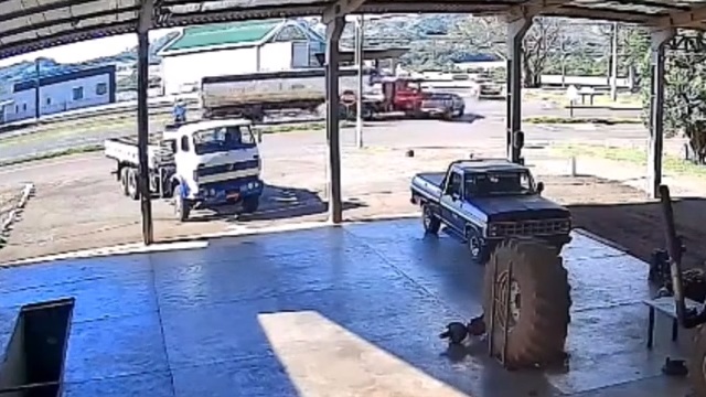 [動画1:00] 高速道路に入った瞬間の事故、大型トラックに潰される