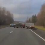 [動画0:39] 牽引するトレーラーがスネーキング現象、対向車を巻き込む事故に・・・