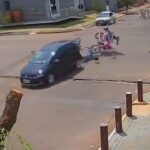[動画1:14] 優先道路を横切る車、２台のバイクが衝突・・・