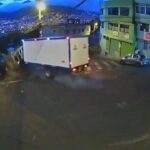 [動画0:41] 整備中のトラックが暴走、道路から転落していく