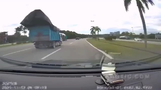 [動画0:45] トラックからまさかの落下物、バイクが巻き込まれる