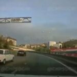 [動画0:40] 猛スピードで追い抜いていく車、自爆する