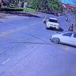 [動画0:10] 脇道から出てきた車、死角のバイクを轢く