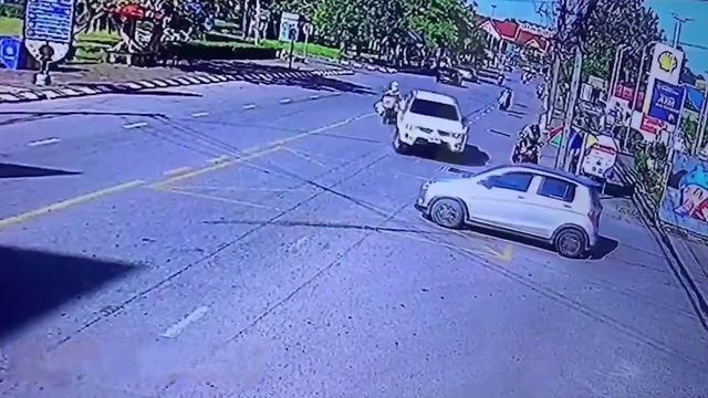 [動画0:10] 脇道から出てきた車、死角のバイクを轢く