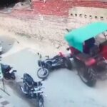 [動画0:50] バイクに追突するトラクター、家族四人の上を走り抜ける