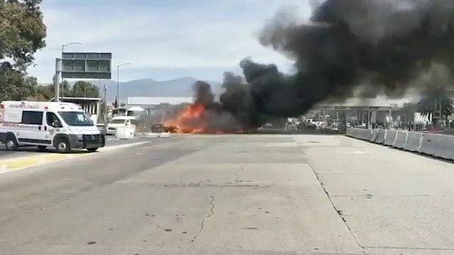 [動画3:04] 高速道路料金所でトラックが炎上、地獄絵図に・・・