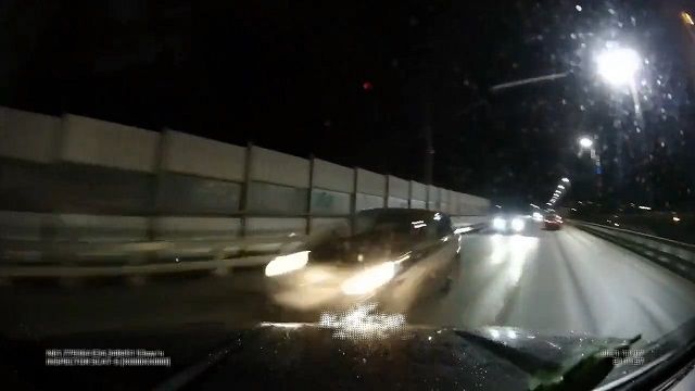 [動画0:20] 跨線橋の凍結路面でスリップ、対向車線に突っ込む