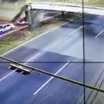 [動画1:13] 歩道橋が道路に落下、車が潰される・・・