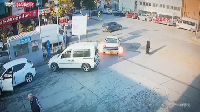 [動画0:49] ガソリンスタンド、給油直後の車から出火する