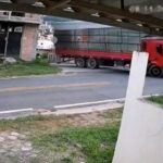 [動画2:03] トラックが横転、石炭がばら撒かれてヒドイことに・・・