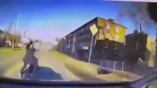 [動画0:51] 対向車の死角から飛び出す子供、停まれず撥ねる