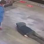 [動画0:44] ロシア女「お、男が倒れとる！スマホ盗んだろ！」