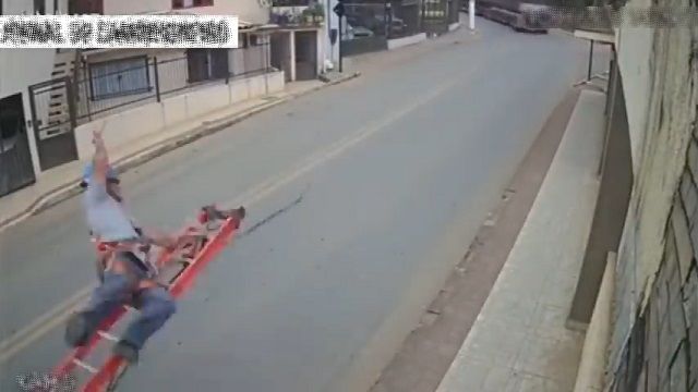 [動画1:01] 道路にビッターン！！トラック通過後に作業員が落下・・・