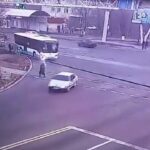 [動画0:36] バスに倒された女性、引きずられていく・・・