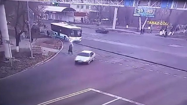 [動画0:36] バスに倒された女性、引きずられていく・・・