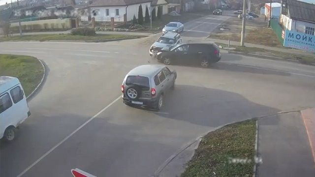 [動画0:58] 交差点で衝突、運転手が投げ出される