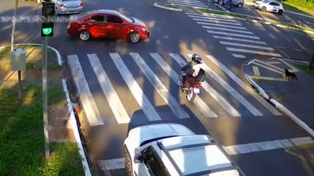 [動画1:17] 衝突したバイクの女性、ルーフに乗り上げる