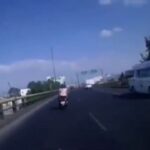 [動画0:31] バイクの女性二人、バイクを残して道路から消える