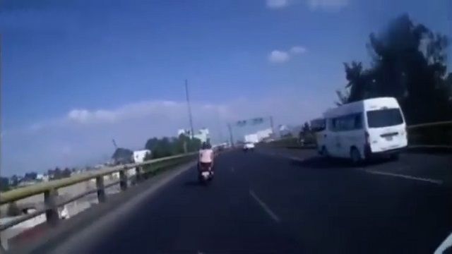 [動画0:31] バイクの女性二人、バイクを残して道路から消える