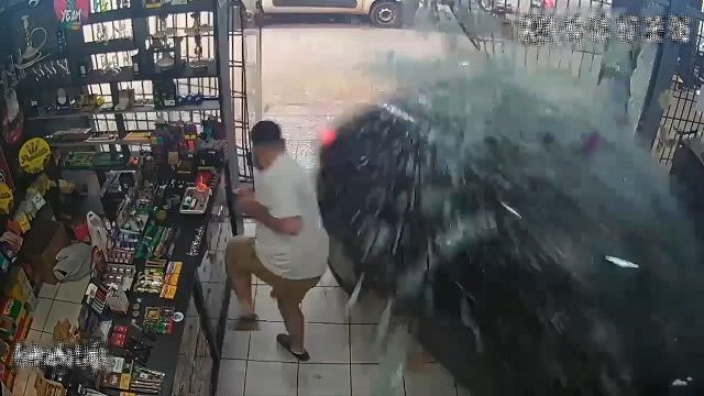 [動画0:41] 店に突っ込む車、軽やかに避けるスタッフ