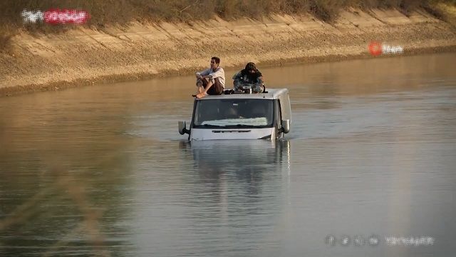 [動画0:34] 水路に転落、救助を待つ夫婦