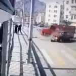[動画0:30] 坂道を暴走するトラック、歩行者を潰す・・・