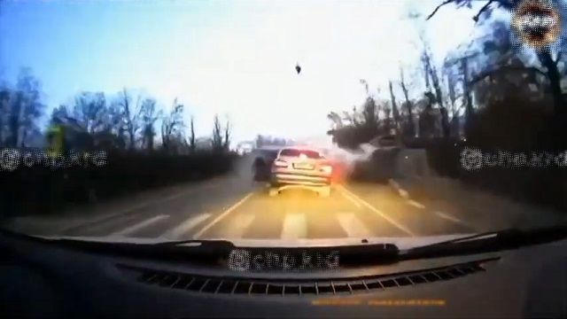 [動画0:42] 正面衝突に巻き込まれた車のドラレコ映像、怖すぎ