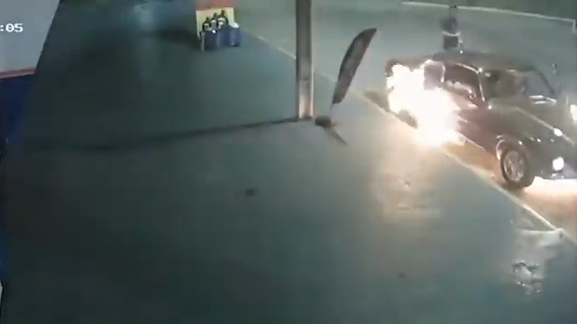 [動画1:26] 自慢の旧車、爆発して炎上する