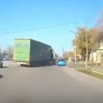 [動画0:39] 大型トラックさん、左側の車線から右折してしまう