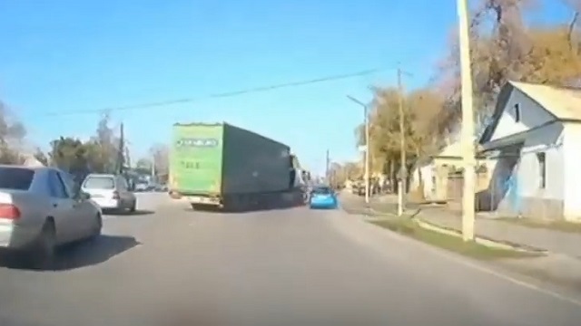 [動画0:39] 大型トラックさん、左側の車線から右折してしまう