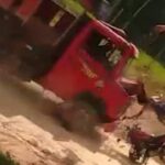 [動画0:17] バイクを乗り回す少女二人の最期、トラックと正面衝突