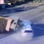 [動画0:40] まるで狙われたような衝突、プラドの運転席が潰される