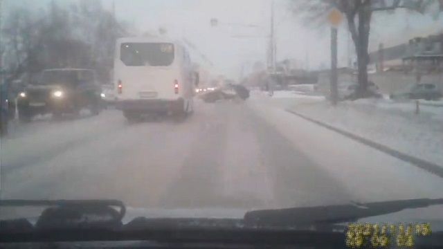 [動画0:24] 雪道に飛び出す車、バスが衝突