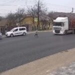 [動画0:14] キックボードの少年、道路に飛び出して撥ね飛ばされる
